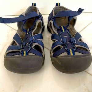 Keen washable rubber hiking sandals/water shoes, women’s 6.5 or youth 5